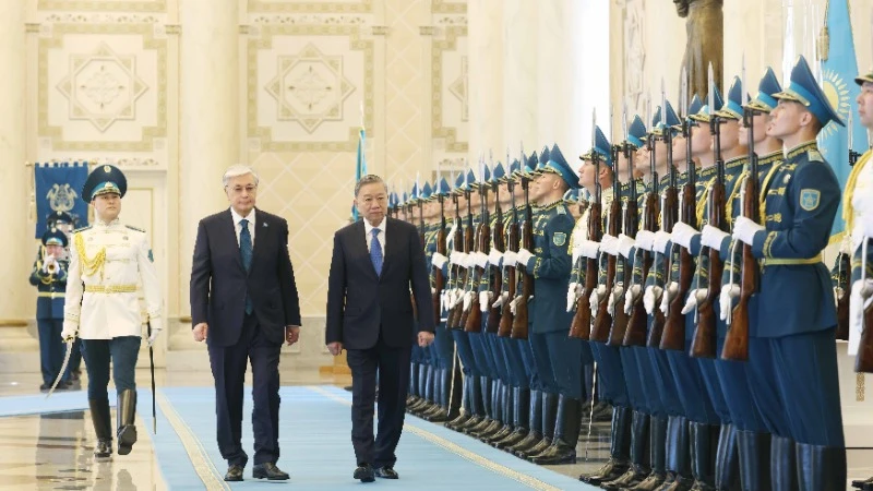 Tổng Bí thư Tô Lâm và Tổng thống Kazakhstan Kassym-Jomart Tokayev duyệt Đội danh dự tại Lễ đón. (Ảnh: Thống Nhất/TTXVN)