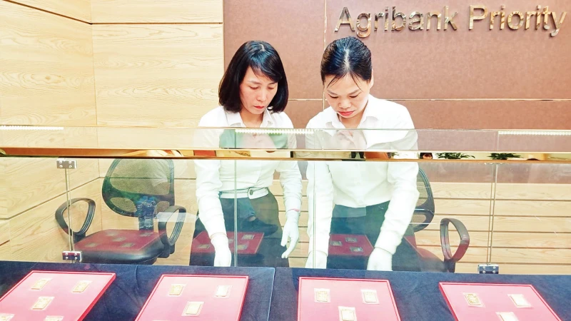 Vàng miếng được bán tại một chi nhánh của Ngân hàng Agribank. (Ảnh: THÚY ANH)