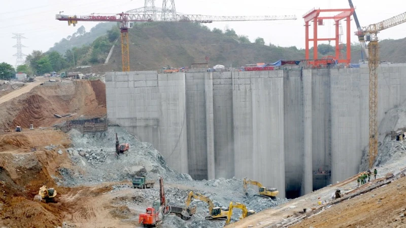 Khu vực tháo dỡ đê quây và đào hố móng giai đoạn 3 cửa lấy nước của Dự án Nhà máy Thủy điện Hòa Bình mở rộng.