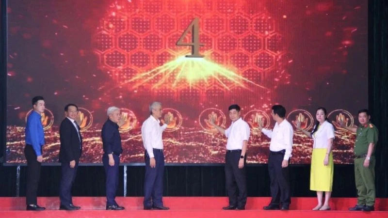 Các đại biểu thực hiện Nghi thức Lễ phát động Phong trào “Bình dân học vụ số”. (Ảnh: THU HẰNG)