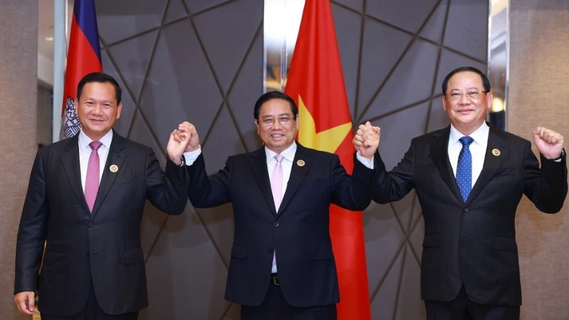 Thủ tướng Phạm Minh Chính cùng Thủ tướng Lào Sonexay Siphandone và Thủ tướng Campuchia Hun Manet. (Ảnh: DƯƠNG GIANG/TTXVN)