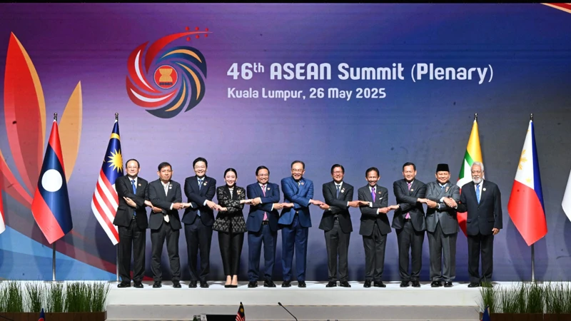 Các nhà lãnh đạo bắt tay kiểu đặc trưng ASEAN. (Ảnh: Ban Tổ chức ASEAN 46)