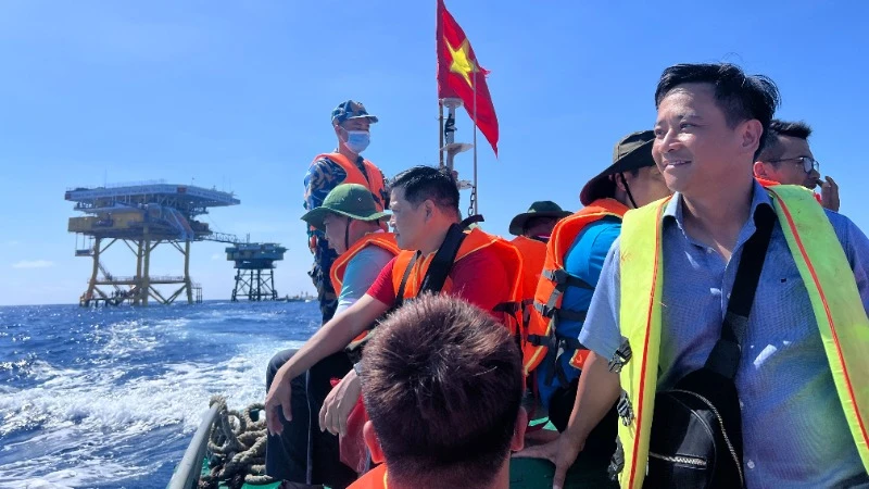 Các phóng viên trong chuyến công tác tại quần đảo Trường Sa và Nhà giàn DK1. (Ảnh: MINH QUYẾT) 