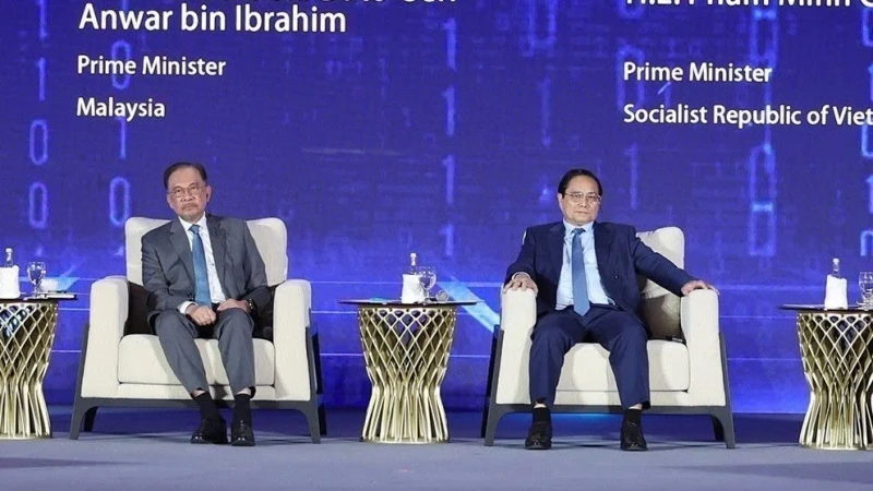 Thủ tướng Phạm Minh Chính và Thủ tướng Malaysia Anwar Ibrahim tham dự phiên thảo luận. (Ảnh: TTXVN)