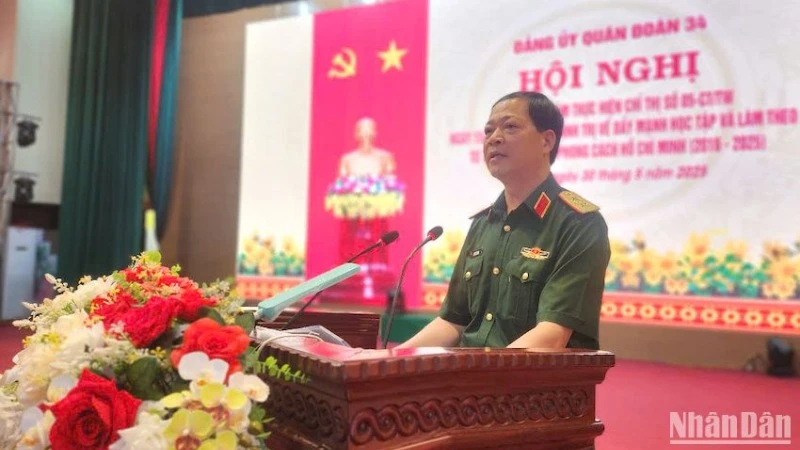 Trung tướng Đào Tuấn Anh, Phó Bí thư Đảng ủy, Tư lệnh Quân đoàn 34 phát biểu chỉ đạo Hội nghị. (Ảnh: ĐÌNH TĂNG)
