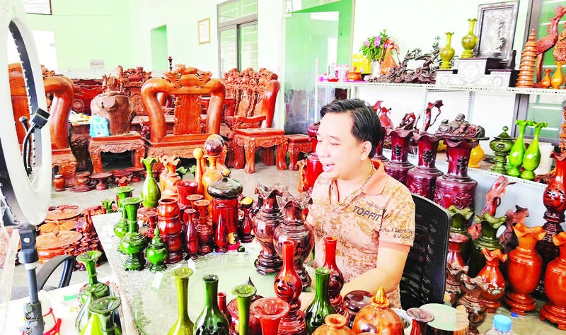 Anh Thắng thường giới thiệu các sản phẩm thủ công mỹ nghệ trên mạng xã hội nhằm tăng tương tác với khách hàng.