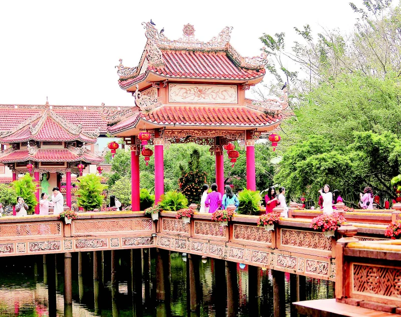 3 - Hồ Phóng Sanh nằm giữa không gian chùa.