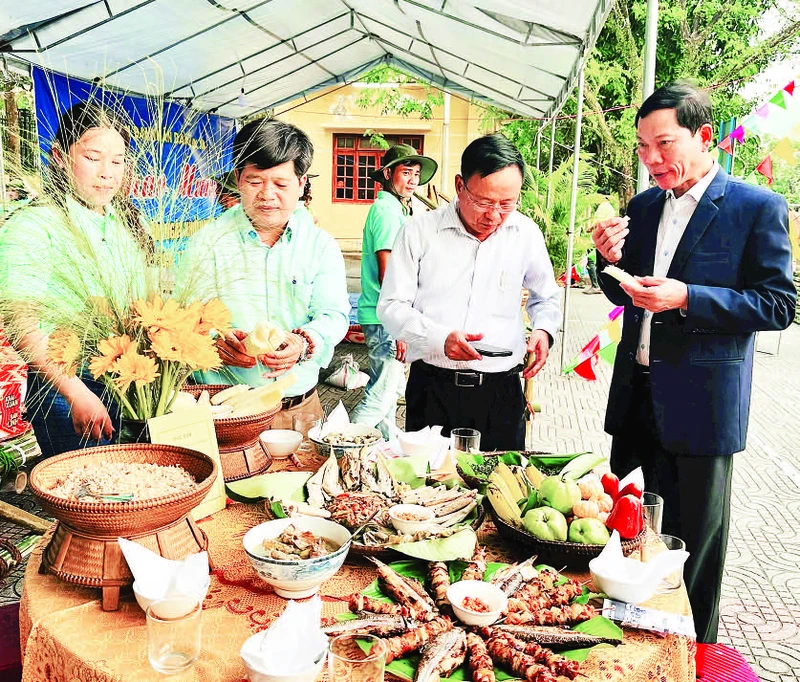 Huyện Ba Tơ giới thiệu nông sản qua các hội chợ, triển lãm để tiếp cận người tiêu dùng.