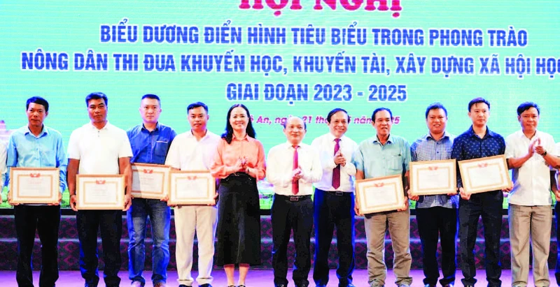 Lãnh đạo tỉnh Nghệ An trao giấy khen tặng các cá nhân có thành tích xuất sắc trong công tác khuyến học, khuyến tài, xây dựng xã hội học tập.