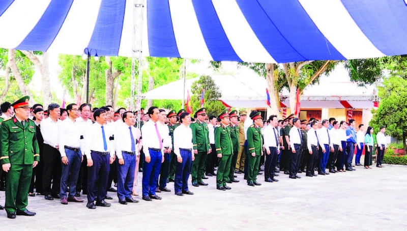 Lễ truy điệu và an táng hài cốt các liệt sĩ quân tình nguyện và chuyên gia Việt Nam. (Ảnh PHẠM BẰNG)