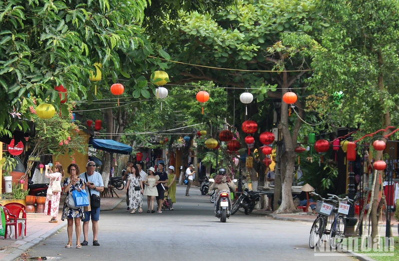 Du khách tham quan Khu phố cổ Hội An