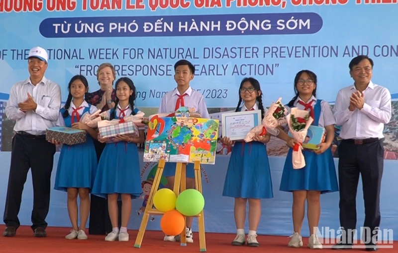 Đại biểu trao quà tặng học sinh đoạt giải các cuộc thi hưởng ứng chống thiên tai.