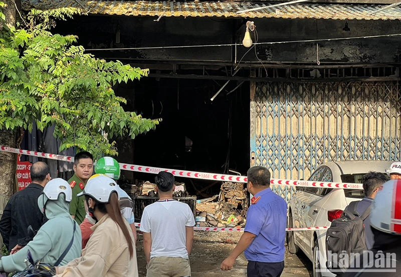 Lực lượng chức năng phong tỏa hiện trường vụ cháy.