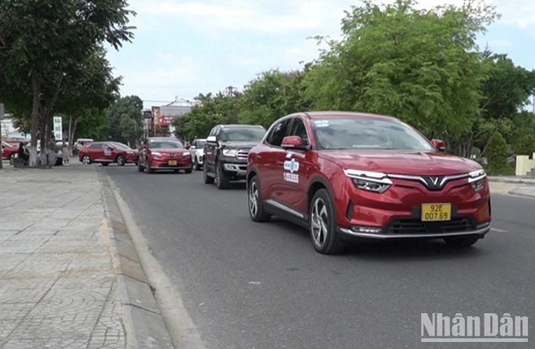 Đưa 50 xe taxi chạy bằng điện vào phục vụ người dân và du khách.