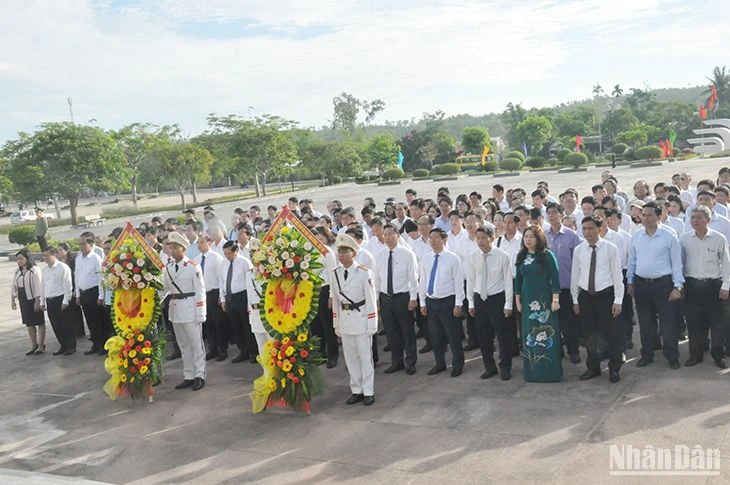 Đại biểu mặc niệm tri ân công lao to lớn của các Bà mẹ Việt Nam Anh hùng.