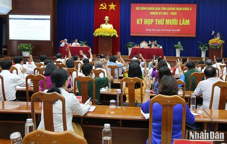 Các đại biểu Hội đồng nhân dân tỉnh biểu quyết thông qua nghị quyết.