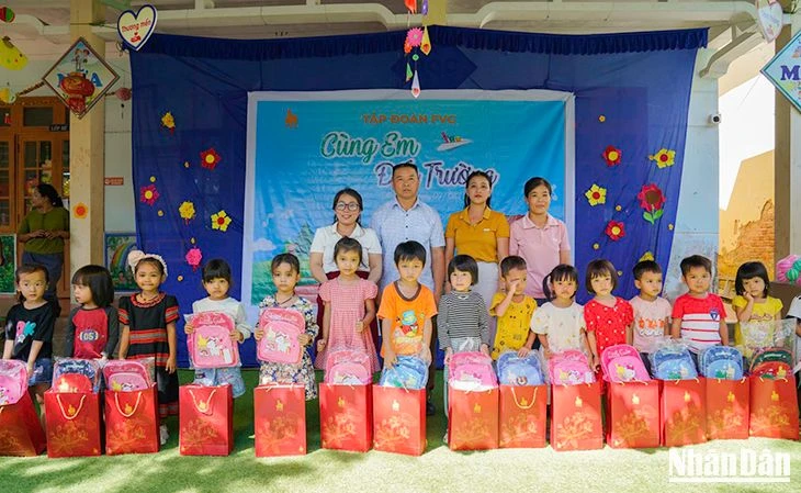 Đại diện FVG trao quà tại điểm trường mầm non Hướng Dương, xã Mà Cooih (huyện Đông Giang).