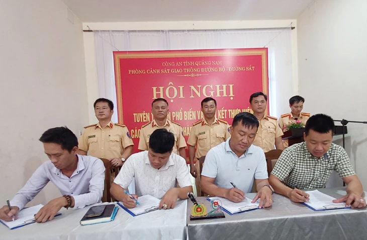 Chủ doanh nghiệp vận tải trên địa bàn tỉnh Quảng Nam ký cam kết thực hiện các quy định của pháp luật về trật tự an toàn giao thông đường bộ.