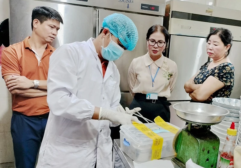 Đoàn kiểm tra lấy mẫu thực phẩm tại quán Bánh mỳ Phượng gửi đi kiểm nghiệm.