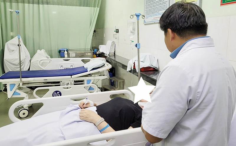 Bệnh viện Đa khoa Vĩnh Đức (thị xã Điện Bàn) tiếp nhận, điều trị bệnh nhân ngộ độc sau khi ăn bánh mỳ Phượng. Ảnh H.D