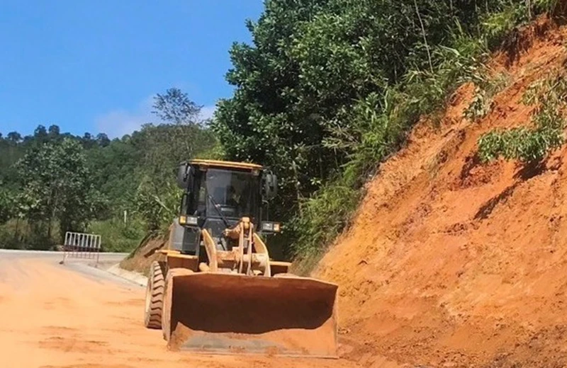 Khắc phục sạt lở trên tuyến ĐT606, đoạn qua xã Tr’Hy, huyện Tây Giang (Quảng Nam).