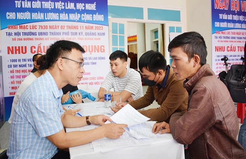 Tư vấn việc làm cho người chấp hành xong án phạt tù hòa nhập cộng đồng tại thành phố Tam Kỳ.