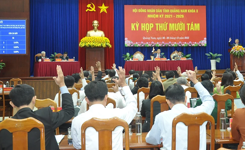 Đại biểu Hội đồng nhân dân tỉnh biểu quyết thông qua 26 nghị quyết.
