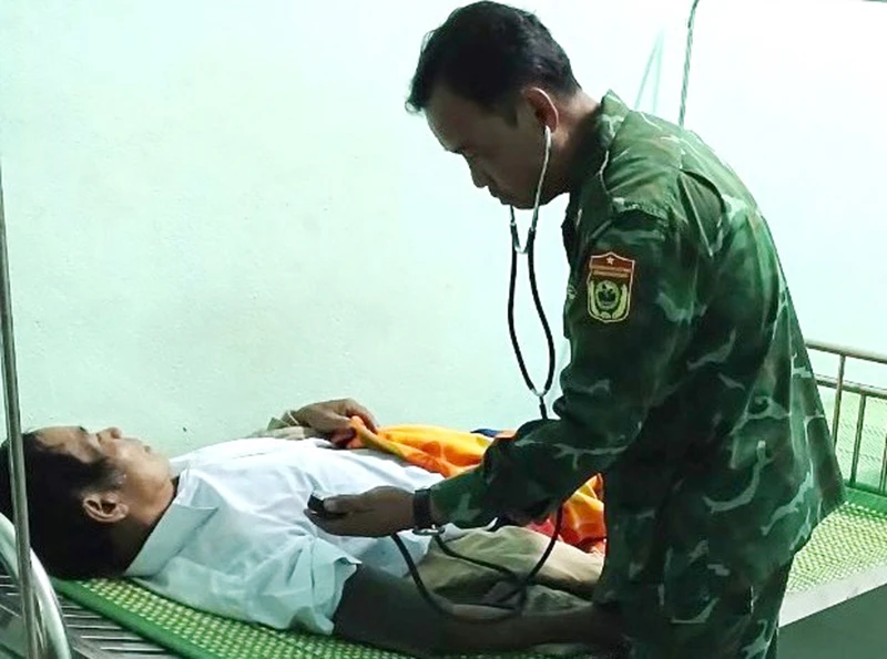 Cán bộ quân y thăm khám, theo dõi sức khỏe người dân bị ngộ độc