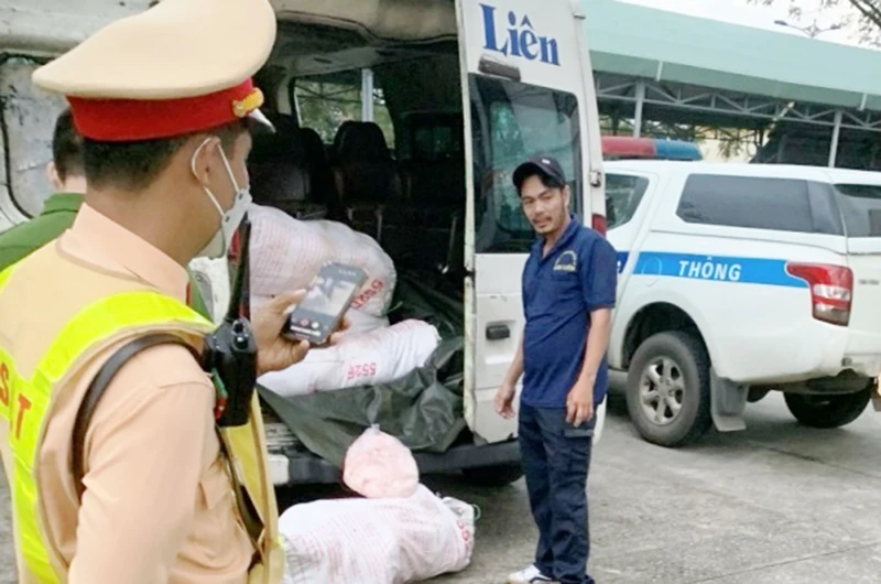 Phát hiện xe khách vận chuyển mỡ động vật không rõ nguồn gốc.