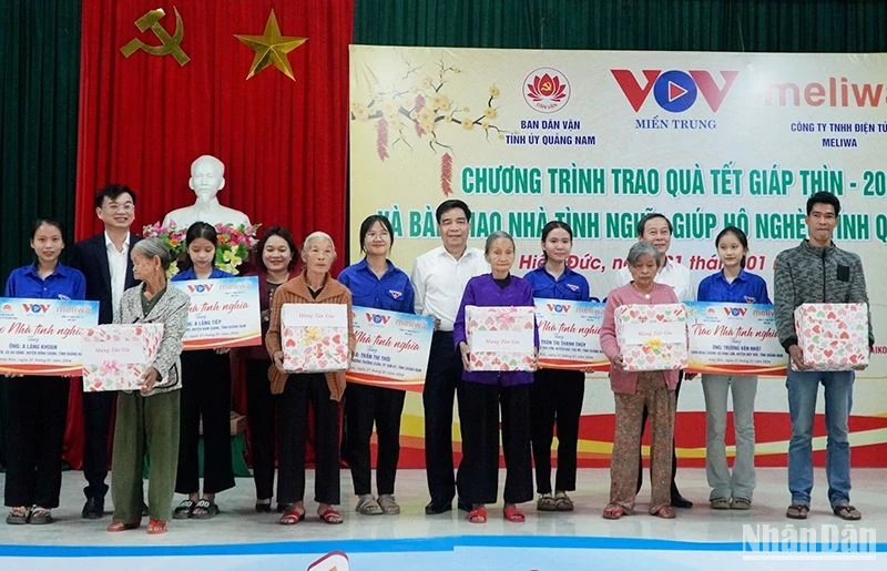 Trào 5 căn nhà và quà Tết tặng hộ nghèo ở huyện Hiệp Đức (Quảng Nam).