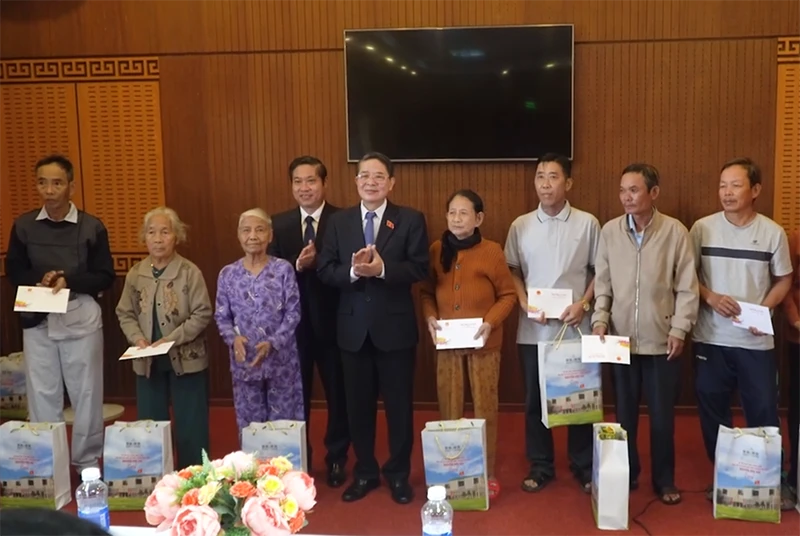 Phó Chủ tịch Quốc hội Nguyễn Đức Hải trao quà Tết tặng các hộ hoàn cảnh khó khăn ở xã Tam Xuân 1, huyện Núi Thành (Quảng Nam).