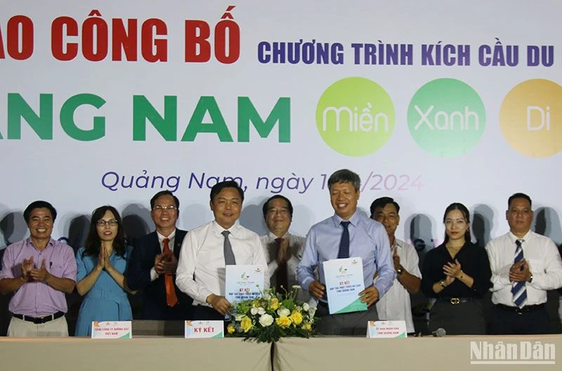 Đại diện Ủy ban nhân dân tỉnh Quảng Nam và Tổng Công ty Đường sắt Việt Nam ký kết hợp tác phát triển du lịch-đường sắt.