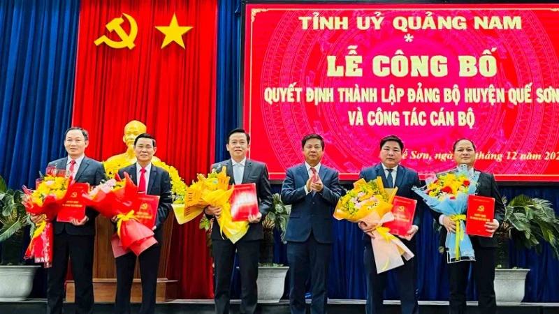 Bí thư Tỉnh ủy Lương Nguyễn Minh Triết trao quyết định, tặng hoa chúc mừng các đồng chí Thường trực Huyện ủy Quế Sơn (mới) và đồng chí Nguyễn Phước Sơn (bìa phải) nhận nhiệm vụ mới.