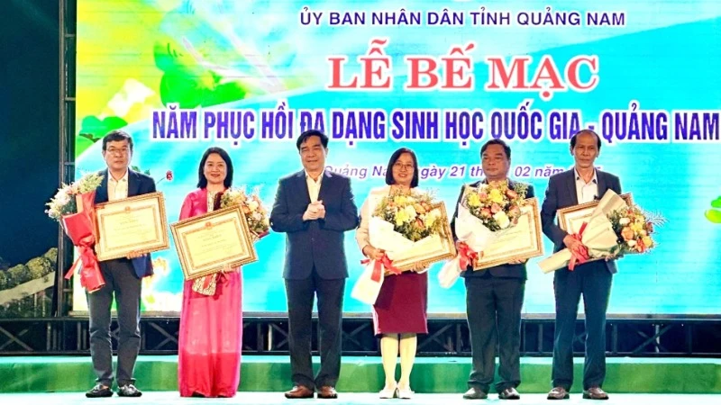 Chủ tịch Ủy ban nhân dân tỉnh Lê Văn Dũng trao Bằng khen của Ủy ban nhân dân tỉnh tặng các tập thể có thành tích xuất sắc trong tổ chức các hoạt động của Năm phục hồi đa dạng sinh học quốc gia - Quảng Nam 2024. 