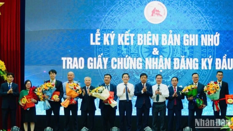 Lãnh đạo tỉnh Quảng Nam trao hoa và quà tặng các nhà đầu tư.