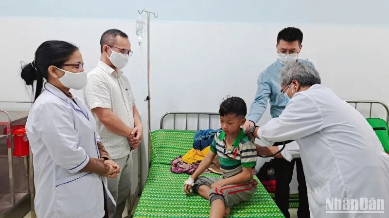 Đoàn công tác Sở Y tế Quảng Nam kiểm tra sức khỏe trẻ đang điều trị tại Trung tâm Y tế huyện Nam Trà My.