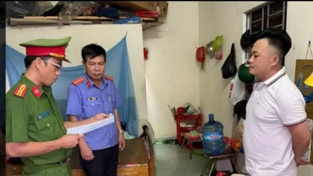 Cơ quan chức năng tống đạt quyết định khởi tố, bắt tạm giam đối với Nguyễn Thành Đạt.
