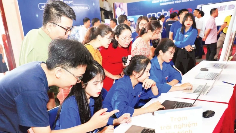 Thanh niên, sinh viên tìm hiểu và trải nghiệm các phần mềm công nghệ số tại lễ phát động “Bình dân học vụ số” do tỉnh Điện Biên tổ chức.