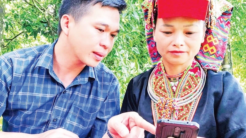 Thành viên tổ công nghệ số cộng đồng tỉnh Thái Nguyên hướng dẫn người dân cài đặt ứng dụng trên điện thoại để phục vụ cuộc sống.