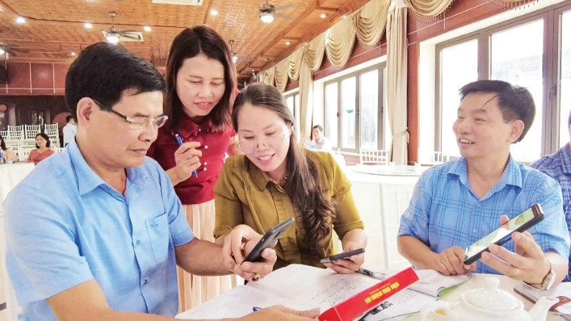 Khách hàng sử dụng tính năng quét mã QR trên hệ thống bản đồ nông sản số để tra cứu thông tin về sản phẩm.