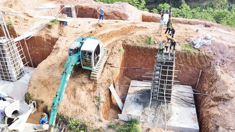 Trên địa hình hiểm trở, đơn vị thi công khẩn trương đào hố và đổ móng cột đúng tiến độ.
