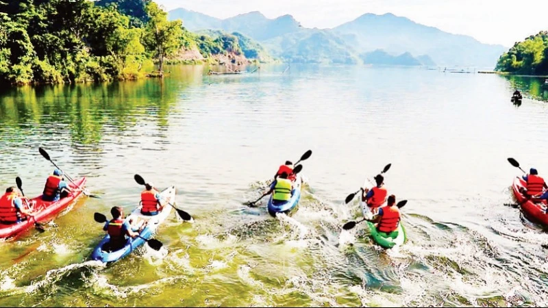 Du khách thích thú với trải nghiệm chèo thuyền kayak trên lòng hồ Hòa Bình.
