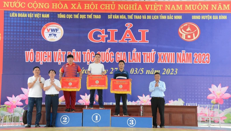 Ban tổ chức trao giải toàn đoàn cho các đội.