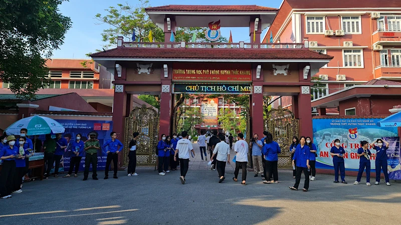 Sáng 28/6, gần 37 nghìn thí sinh trên địa bàn tỉnh Nghệ An đã bước vào môn thi đầu tiên của Kỳ thi tốt nghiệp THPT năm 2023.