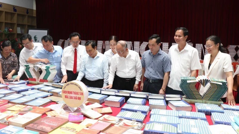 Các đại biểu tham quan trưng bày "Cách mạng Tháng Tám - Mốc son thời đại" tại Thư viện tỉnh Bắc Ninh.