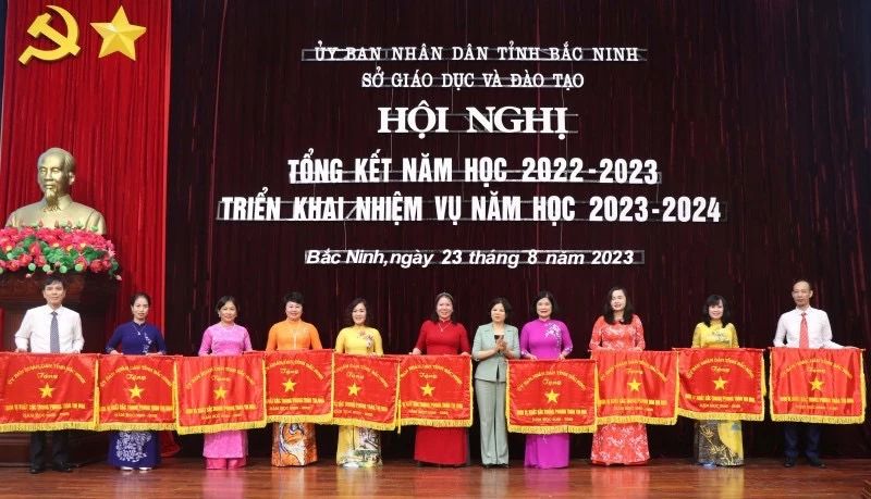 Chủ tịch UBND tỉnh Nguyễn Hương Giang trao Cờ thi đua cho các tập thể xuất sắc trong năm học 2022-2023.