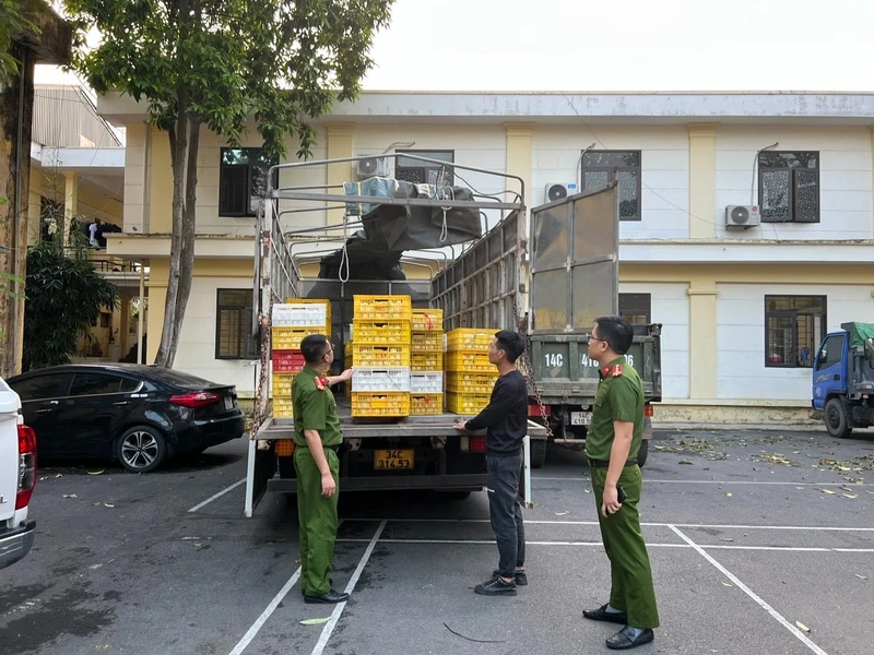 Đối tượng cùng phương tiện và tang vật tại cơ quan Công an.