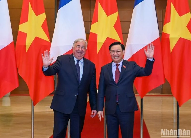Chủ tịch Quốc hội Vương Đình Huệ và Chủ tịch Thượng viện Cộng hòa Pháp Gérard Larcher tại lễ đón. (Ảnh Duy Linh)