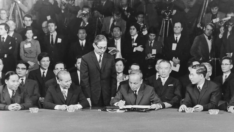 Phó Thủ tướng, Bộ trưởng Ngoại giao Nguyễn Duy Trinh, đại diện Chính phủ Việt Nam Dân chủ Cộng hòa, ký Hiệp định Paris. (Nguồn: TTXVN)