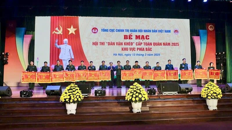 Các đồng chí Ủy viên Trung ương Đảng: Phạm Tất Thắng, Phó Trưởng Ban Tuyên giáo và Dân vận Trung ương; Trung tướng Thái Đại Ngọc, Phó Tổng Tham mưu trưởng Quân đội nhân dân Việt Nam trao Cờ thi đua tặng 15 đơn vị đoạt Giải xuất sắc.